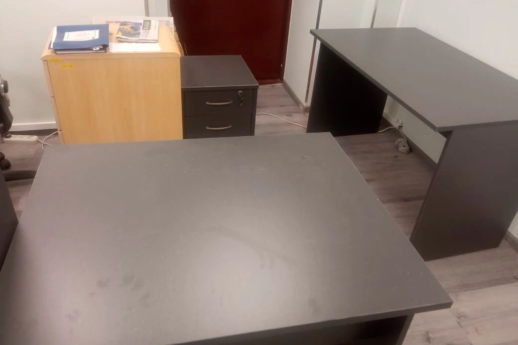 Офисный стол 900x720x755 Riva фото в интерьере 1