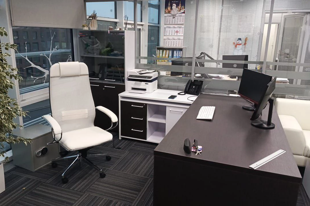 Стол руководителя левый KZP-22L 2200x2000x750 Кортез фото в интерьере 1