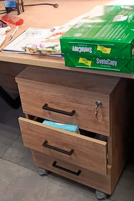 Тумба мобильная 3 ящ. Стандартные колеса 416x460x611 Style Project фото в интерьере 2